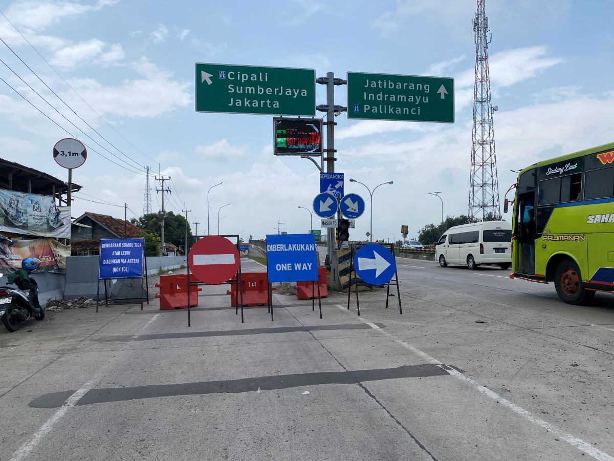 Polisi Bersiap Terapkan One Way, Akses Tol dari Arteri Pantura Cirebon ke Cipali Ditutup. (Foto: Ari Sandita/MNC Media)