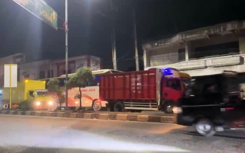 Antisipasi Macet di Jalur Pantura Cirebon, Polisi Siapkan Kantong Parkir Kendaraan Besar (Foto: Ari Sandita/MPI)