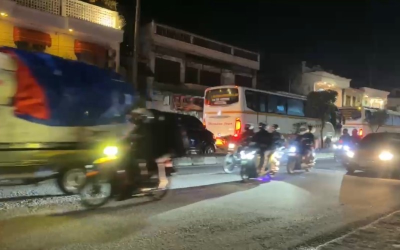 Arus lalu lintas di kawasan jalur Pantura Cirebon, semakin padat merayap. (Foto: Ari Sandita/MPI)