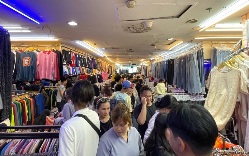 Pasar Senen, Jakarta Pusat tampak ramai menjelang Hari Raya Lebaran setelah banyak pengunjung berburu baju. (Foto: MNC Media)