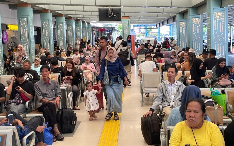 Stasiun Pasar Senen, Jakarta Pusat dibanjiri pemudik pada Sabtu (29/3/2025), bertepatan pada H-2 Lebaran. (Foto: MNC Media)
