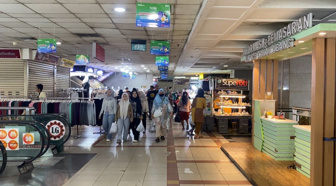 Pasar Tanah Abang Masih Dikunjungi Pembeli di H-1 Lebaran. (Foto: Riyan/MNC Media)