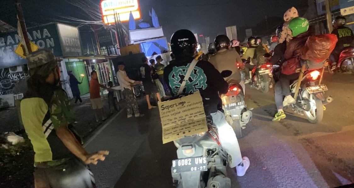 Para pemudik masih memadati jalur pantura Cirebon di Minggu (30/3/2025) malam. (foto: Ari/IMG)