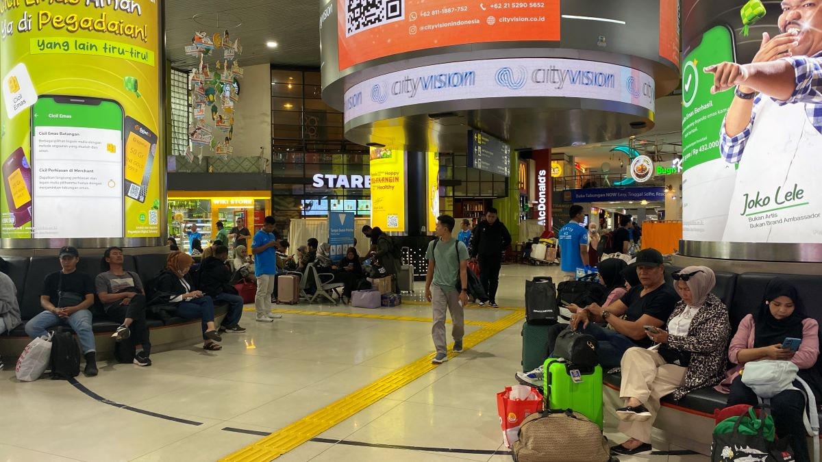 Stasiun Gambir Masih Padat, Pemudik Ungkap Alasan Berangkat di H-1 Lebaran. (Foto: Fadli/MNC Media)