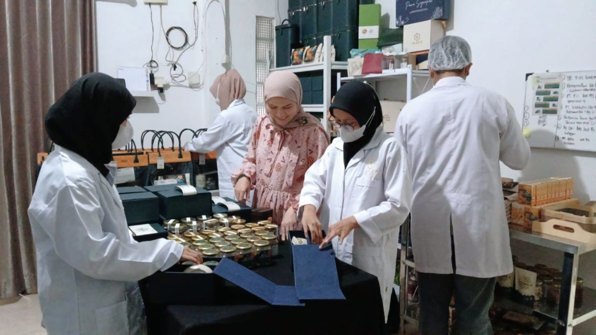 UMKM Ini Panen Cuan dari Hampers Lebaran, Omzet Naik hingga Lima Kali Lipat. (Foto: Dok. Pertamina)