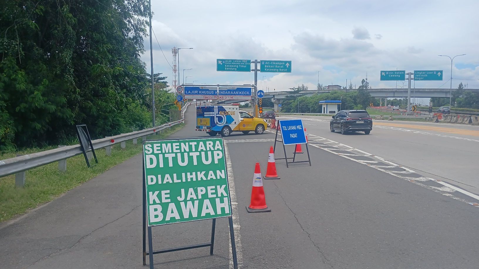 Penerapan sistem buka tutup situasional di Jalan Layang MBZ, Senin (31/3/2025). (Foto: IDXChannel/Danandaya)