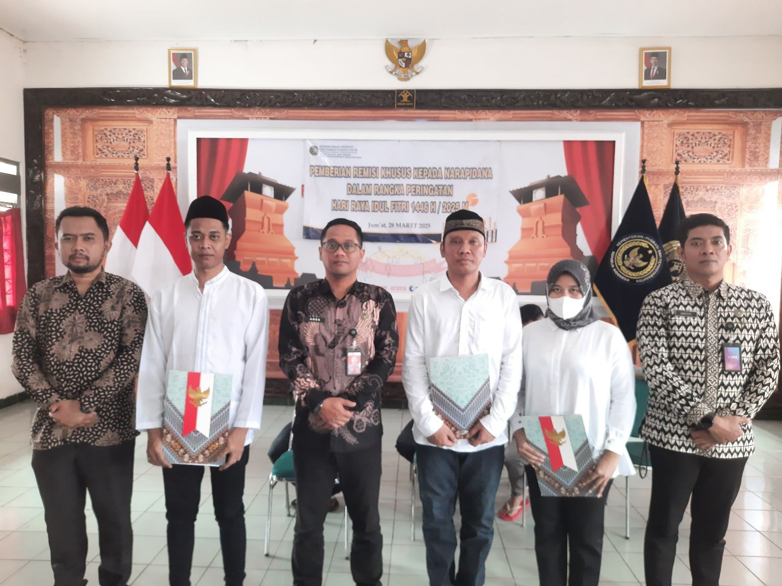 Perwakilan narapidana di Jawa Tengah (berbaju putih) saat menerima Remisi Khusus Idulfitri 2025. (Foto: Dok. Ditjenpas Jateng)
