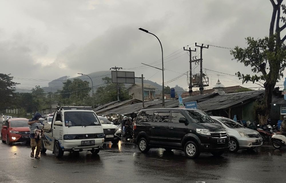 Hari Ini Diprediksi Jadi Puncak Arus Balik, Arus Lalu Lintas di Nagreg Mulai Padat. Foto: MNC Media.