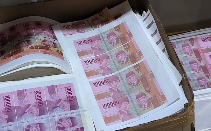 Polisi menyita 23.297 lembar pecahan Rp100 ribu uang palsu yang dicetak di wilayah Bogor, Jawa Barat. (Foto: Riana Rizkia/MPI)