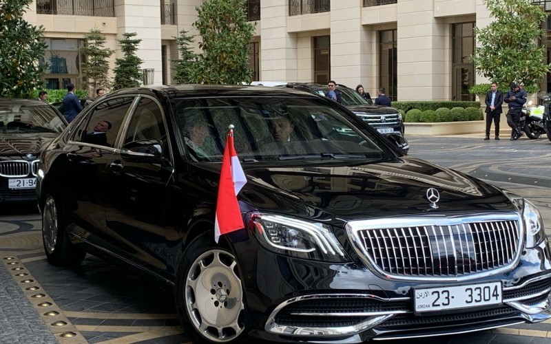 Potret Prabowo Naik Mercedes Maybach Berbendera Merah Putih Menuju Istana Al-Husseiniya Yordania (Binti Mufarida/iNews Media)
