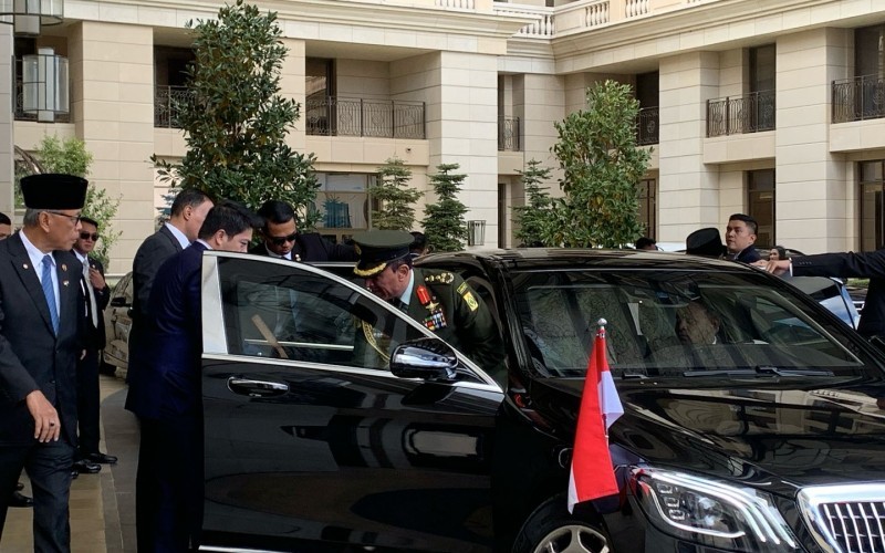 Potret Prabowo Naik Mercedes Maybach Berbendera Merah Putih Menuju Istana Al-Husseiniya Yordania (Binti Mufarida/iNews Media)