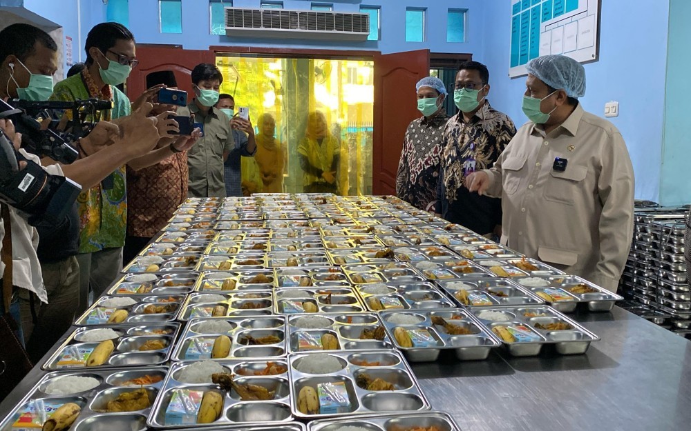 Kepala BPJPH,  Haikal Hassan Baras meninjau SPPG yayasan Salman Peduli Berkarya di Jakarta Timur.  (Danandaya Arya/MPI)