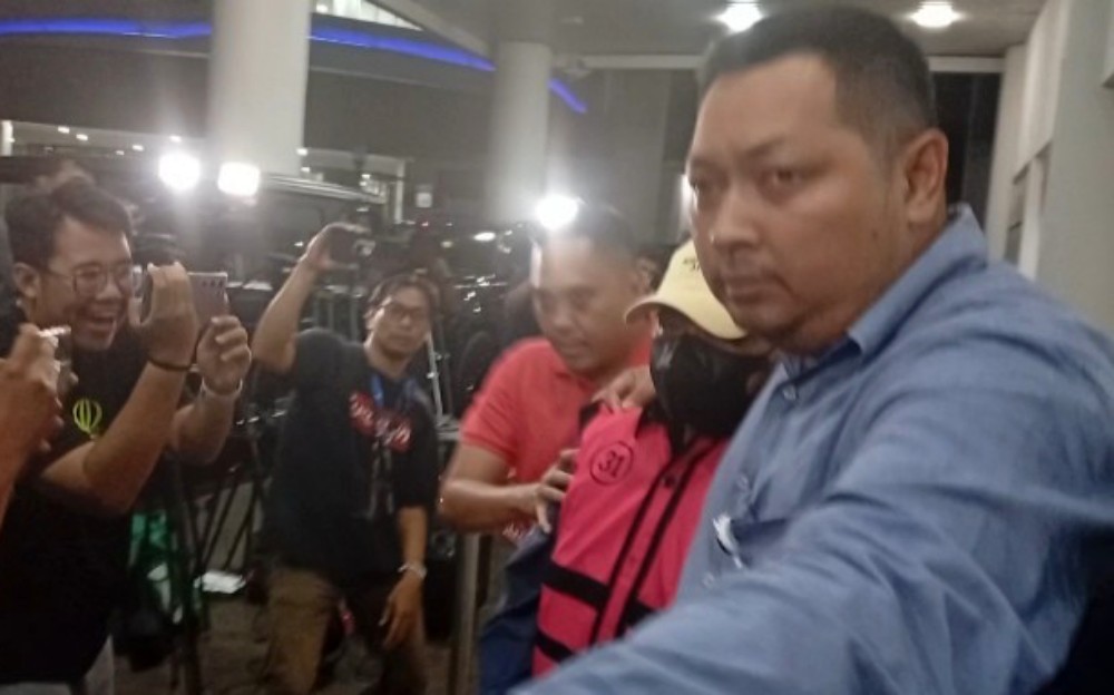 Salah satu tersangka dugaan kasus suap vonis lepas terdakwa kasus korupsi CPO, Hakim Djuyamto sempat menitipkan tas ke satpam.