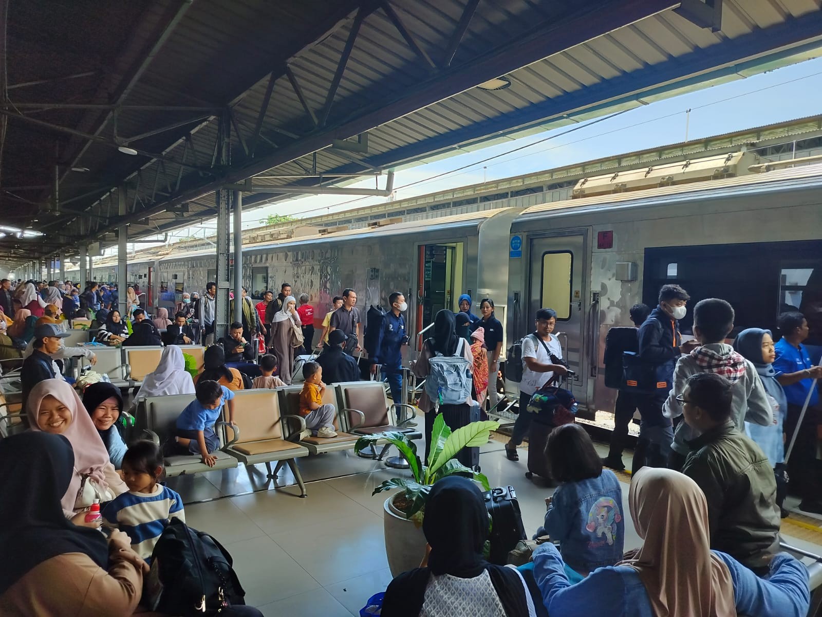 Penjualan Tiket Kereta Ekonomi Tembus 486 Ribu saat Libur Panjang Paskah (Foto: iNews Media Group/ Iqbal Dwi )