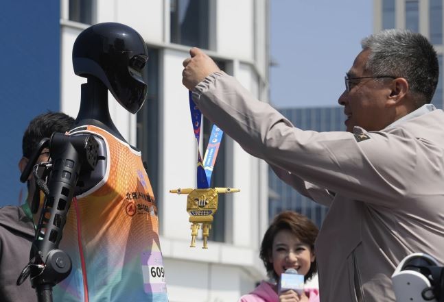 Robot Humanoid Buatan China Ini Raih Juara Half Maraton (Foto: dok AP)