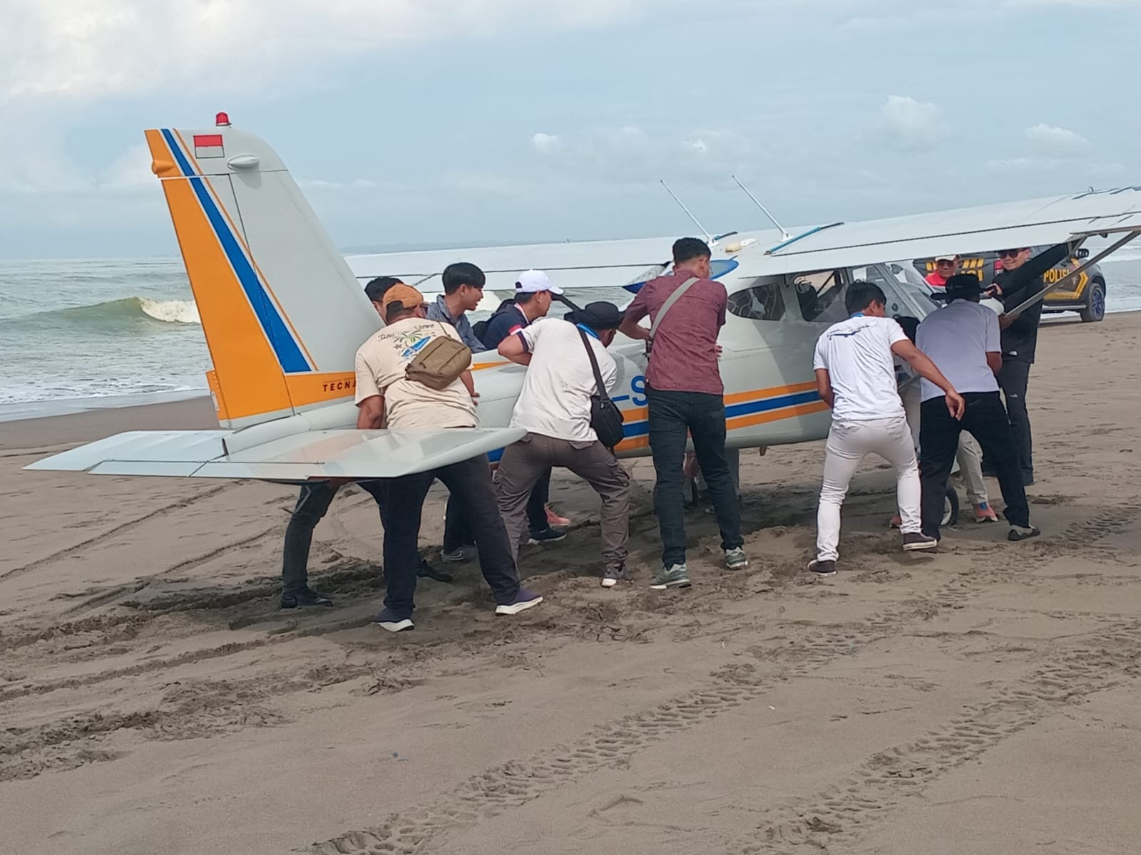 Gagal Mesin usai Take Off, Pesawat Capung Mendarat Darurat di Pantai Pangandaran (FOTO:Agus Warsudi)