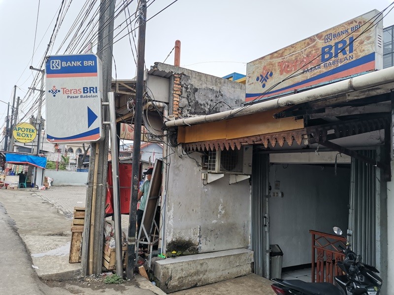 Teras BRI Pasar Babelan bantu pedagang lawan peredaran uang palsu dengan edukasi dan pemeriksaan teliti setiap transaksi. (foto: ibnu/IDXChannel)