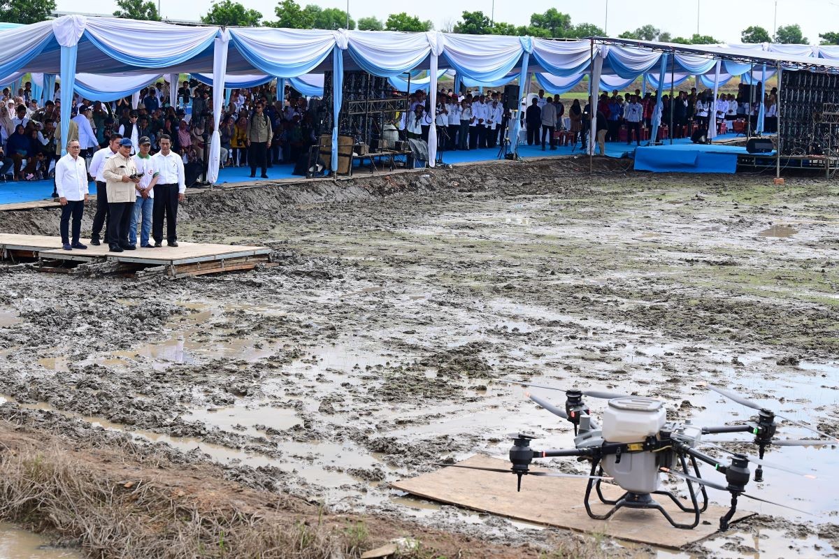 Coba Tanam Benih Padi Pakai Drone, Prabowo: Saya Kaget, Satu Hari Bisa 25 Hektare. (Foto: Dok. Biro Pers Setpres)