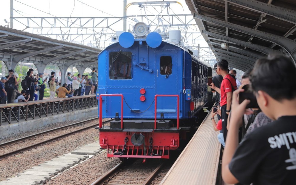 Peringati 100 Tahun Operasional KRL, KAI Commuter Hadirkan Lokomotif Pertama di Indonesia (Foto: Riana Rizkia/iNews Media Group)