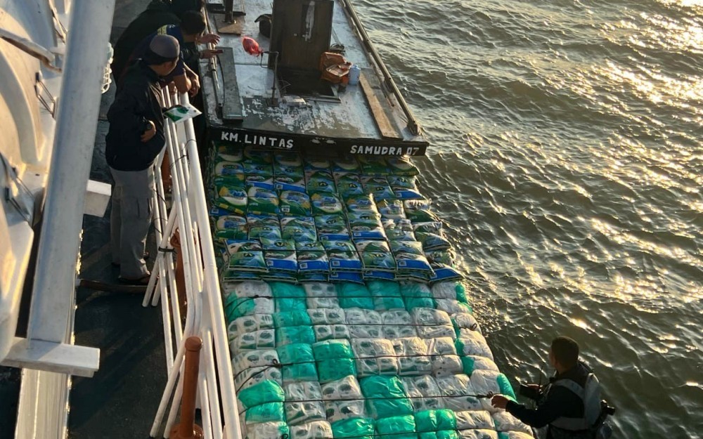 Bakamla menggagalkan upaya penyelundupan ratusan karung beras dan gula pasir asal Malaysia. (Foto: Doc Bakamla)