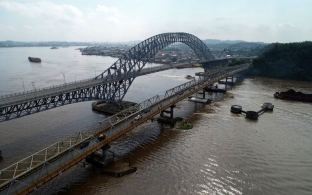 Jembatan Mahakam di Samarinda, Kalimantan Timur, dihantam Kapal tongkang.  (Foto: Doc/ Binamarga Pekerjaan Umum)