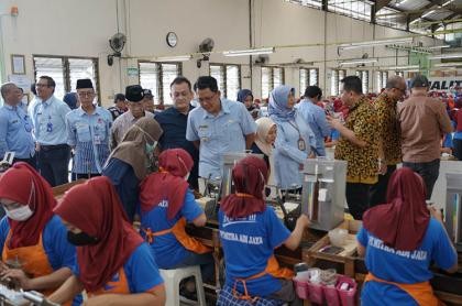 Apakah Buruh Pabrik Termasuk Pegawai Swasta? Begini Penjelasannya. (Foto: iNews.id/Erfan Erlin) 