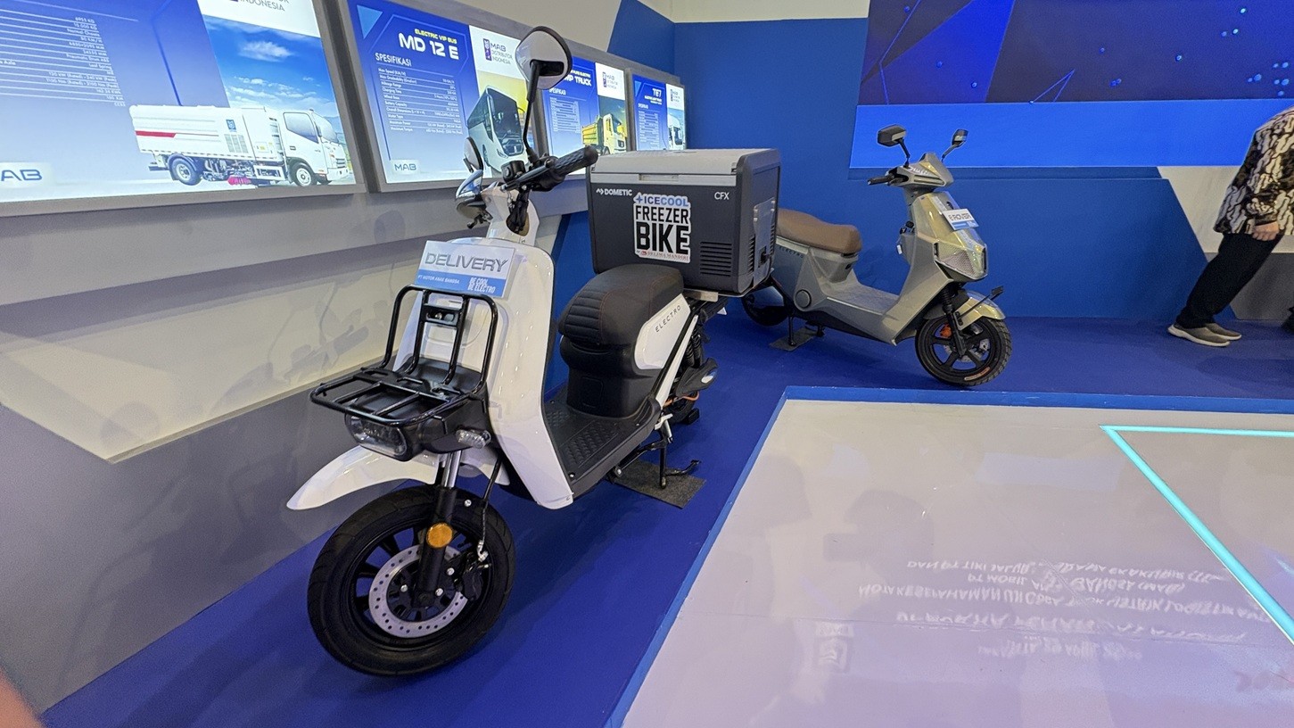 MAB Luncurkan Motor Listrik Harga Rp60 Jutaan di PEVS 2025, Ada Cooling Box. (Foto Fadli R/iNews Media Group)