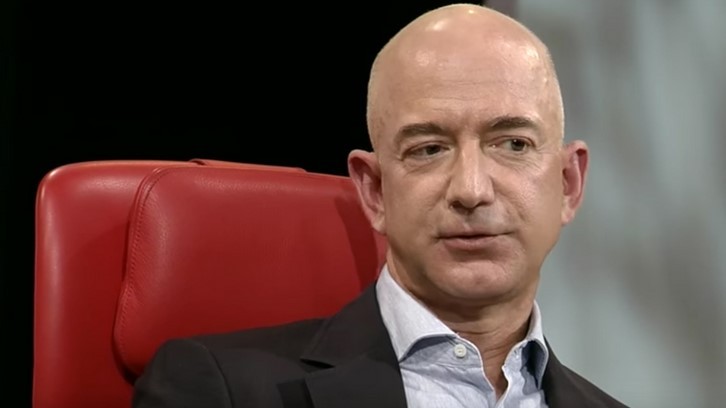 Jeff Bezos temui Presiden Trump demi dorong Blue Origin raih kontrak strategis luar angkasa, saingi SpaceX dalam proyek NASA dan pertahanan. (foto: iNews Media)