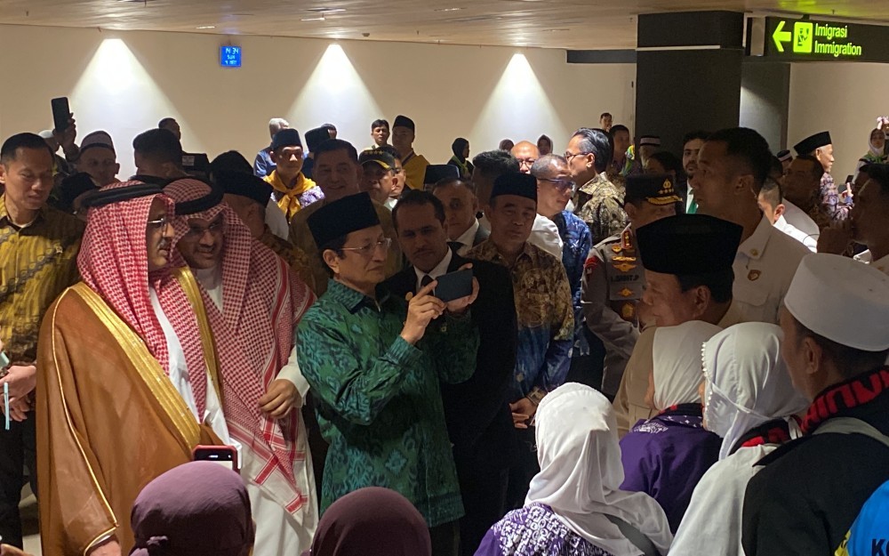 Ketika Menag Nasaruddin Jadi Tukang Foto Prabowo dan Jamaah Haji (Riyan Rizki Roshali/iNews Media Group)