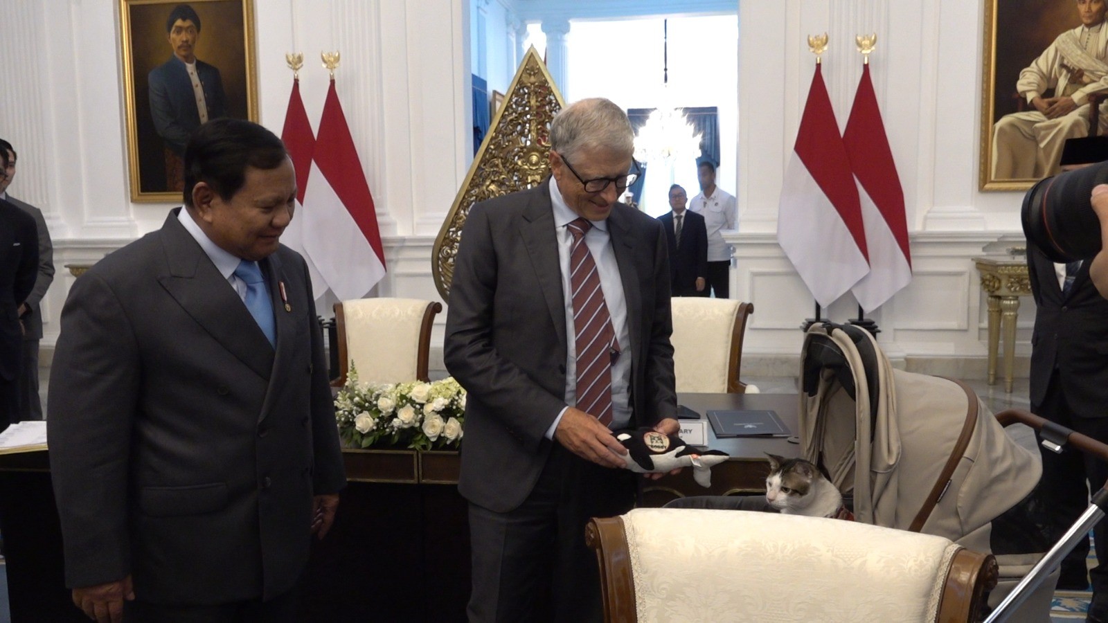 Menggemaskan, Momen Bill Gates Beri Hadiah ke Kucing Prabowo Bobby Kertanegara. (Foto Istimewa/Setpres)
