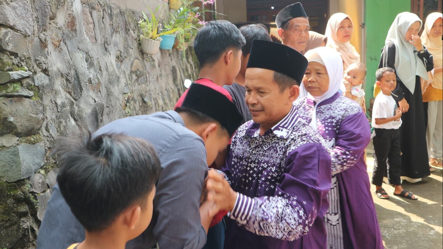 Menabung Rp1.000 Sehari, Pemulung Barang Bekas Ini Berhasil Berangkat Haji. (Foto: Dok. Kemenag)