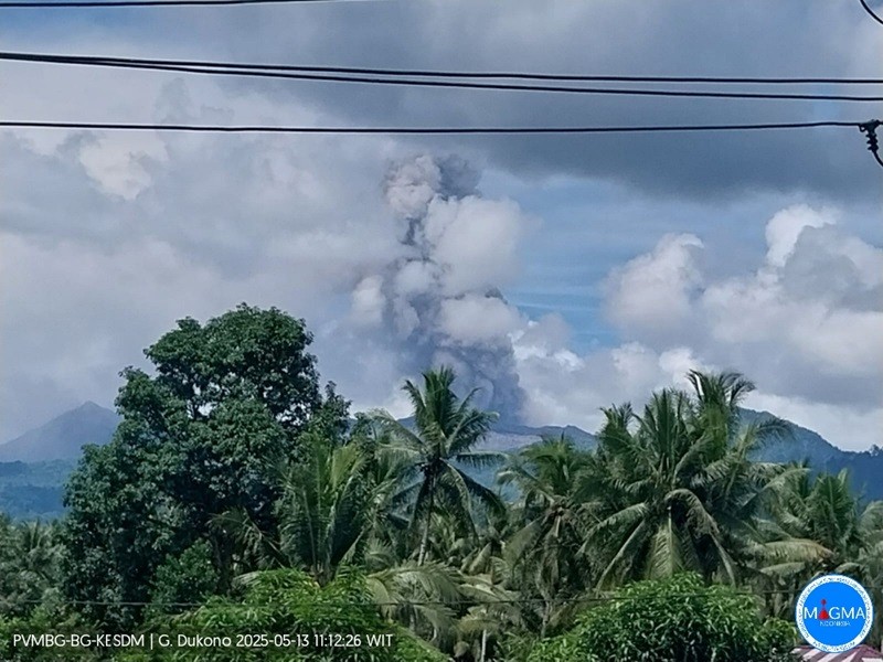 Gunung Dukono di Halmahera Utara, Maluku Utara erupsi, Selasa (13/5/2025), pukul 10.57 WIT. (foto: PMVBG)