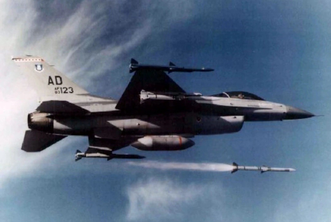 Rudal AIM-120 AMRAAM ditembakkan dari sebuah jet tempur (ilustrasi). (Foto: Angkatan Udara AS)