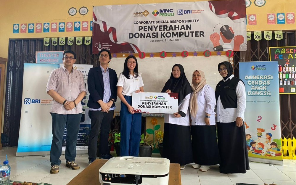 Dukung Literasi Digital, MNC Peduli dan MNC Sekuritas Salurkan Komputer di SD Sukabumi (Danandaya Arya P/iNews Media Group)