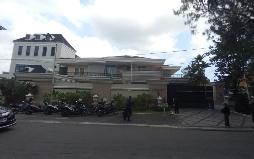 Suasana rumah Bos Sritex iwan Setiawan Lukminto tampak sepi usai kabar penangkapan oleh Kejaksaan Agung.(Ary Wahyu Wibowo/iNews Media Group)