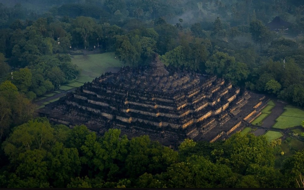 borobudur.injourneydestination.id)