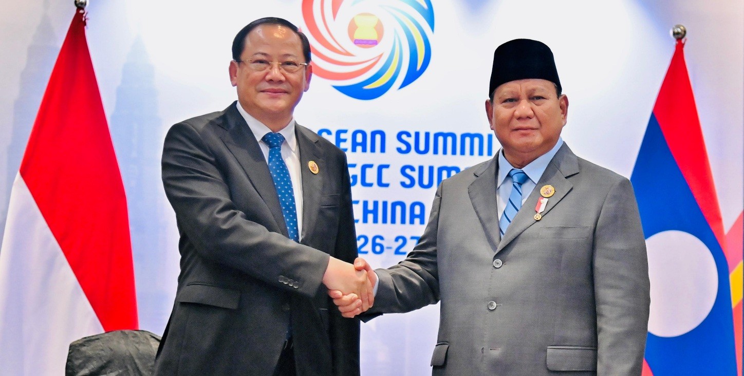 Presiden Prabowo Subianto berjabat tangan dengan Perdana Menteri (PM) Laos, Sonexay Siphandone (kiri). (Foto: Istimewa)