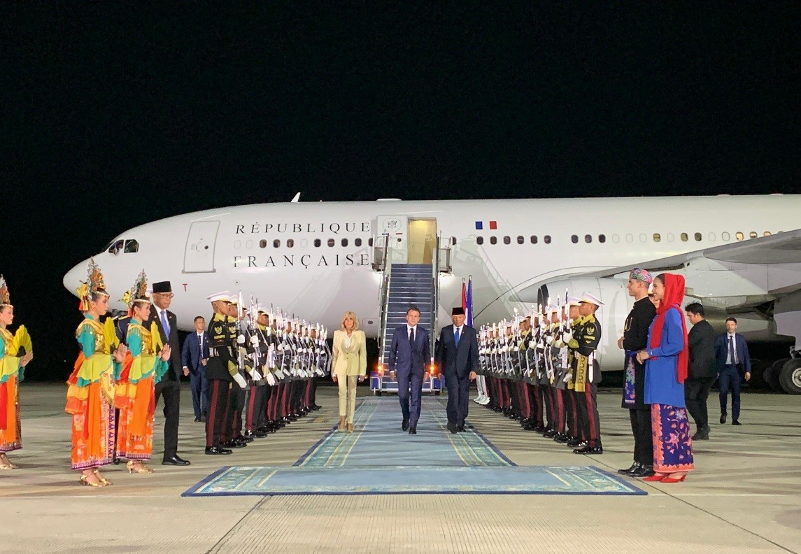 Presiden Prancis, Emmanuel Macron, mendarat di Lanud Halim Perdanakusuma, Selasa (27/5/2025) malam. (Foto: Setkab)
