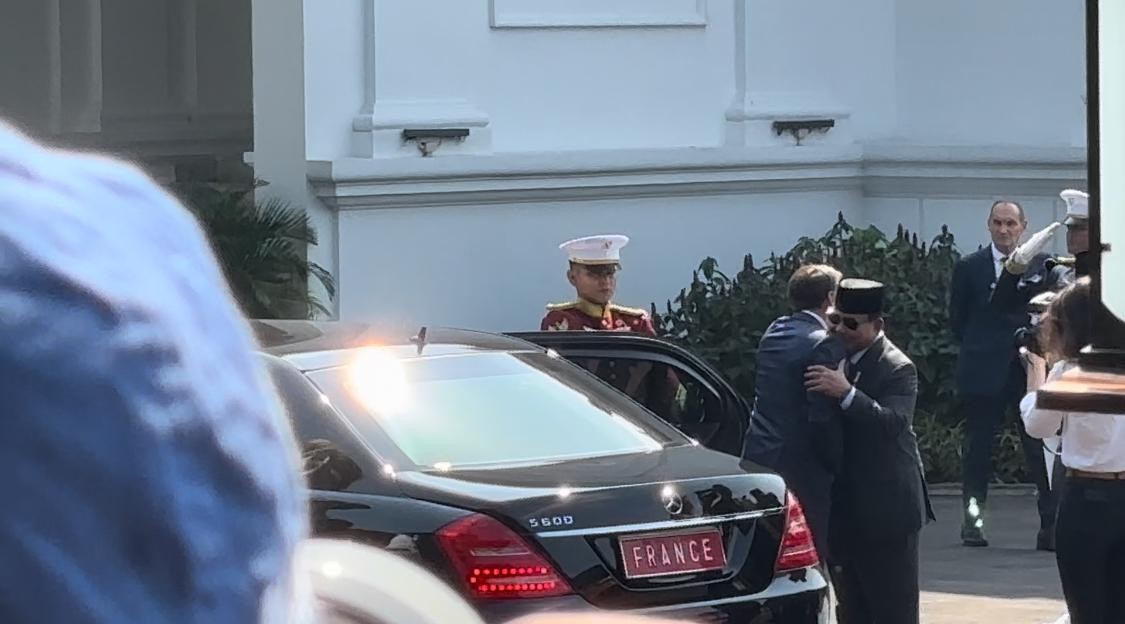 Momen Prabowo Beri Pelukan Hangat untuk Presiden Macron di Istana (FOTO:Dok Riyan)