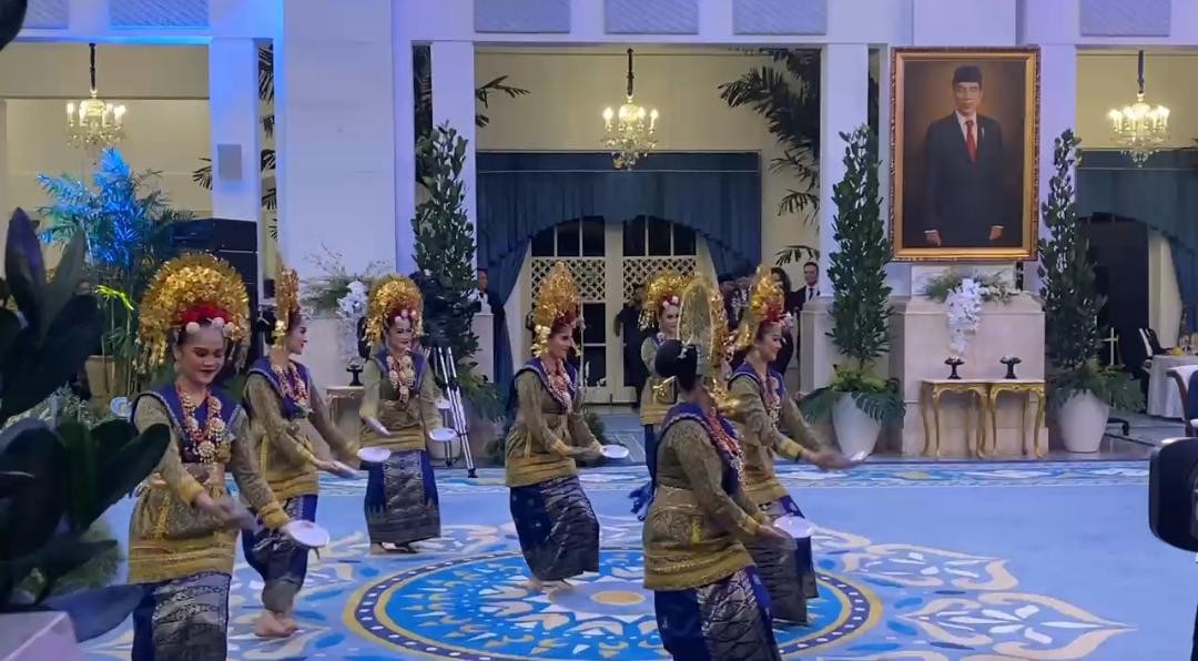 Tari Piring Meriahkan Gala Dinner Prabowo dan Macron di Istana Negara. (Foto Tangkapan Layar YouTube)