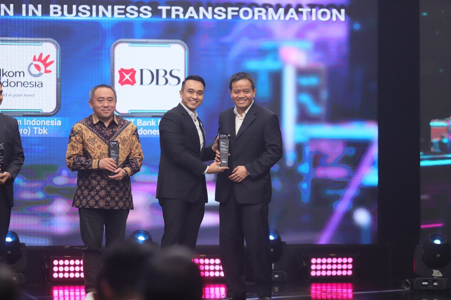 Pemimpin Redaksi iNews, Aiman Witjaksono (kedua dari kanan) menyerahkan penghargaan kepada Bank DBS di ajang DIA 2025, Rabu (28/5/2025). (Foto: IMG)
