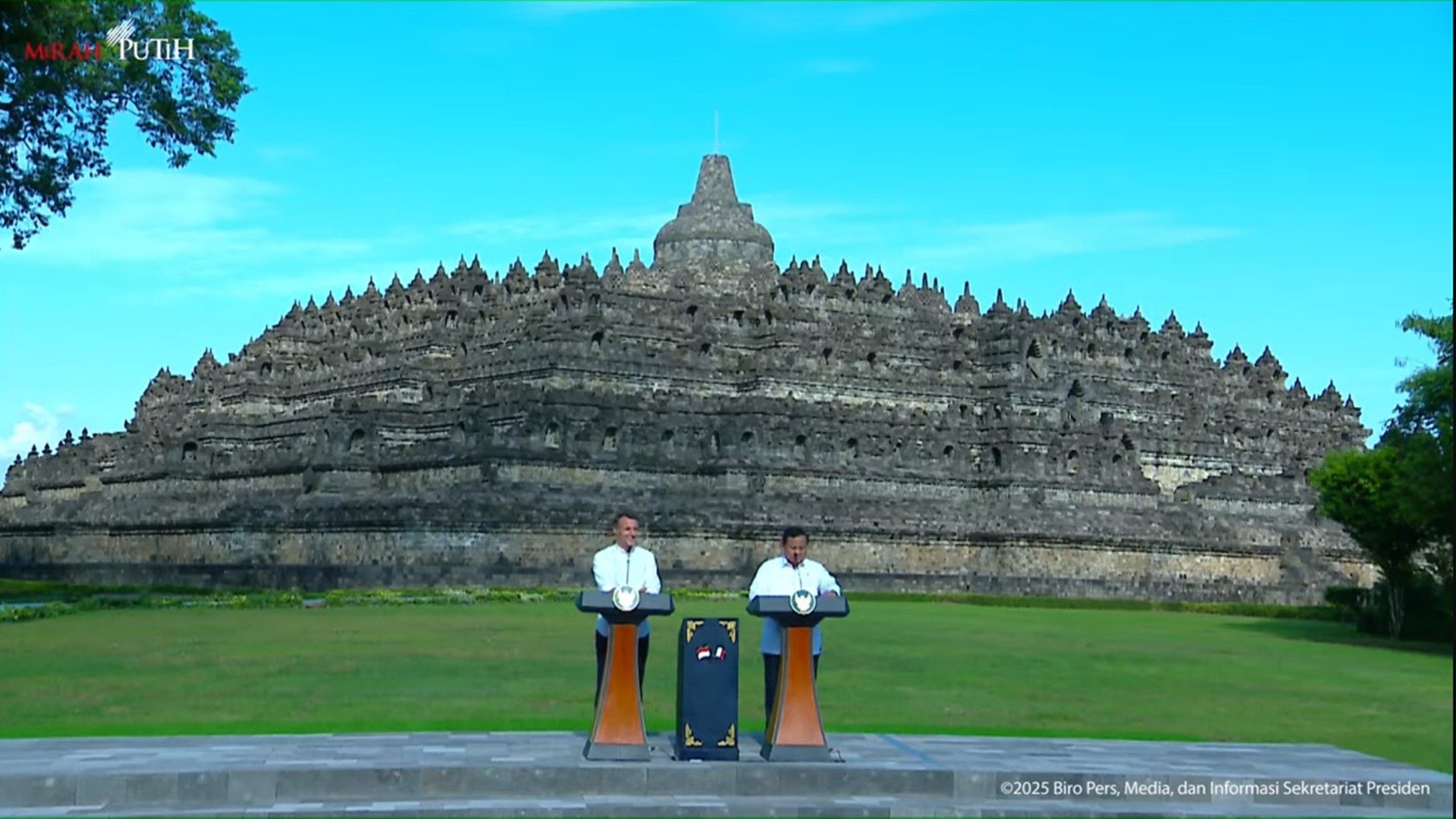 Pakai Stairlift, Prabowo dan Macron Capai Stupa Teratas di Candi Borobudur. (Foto Tangkapan Layar YT Setpres)