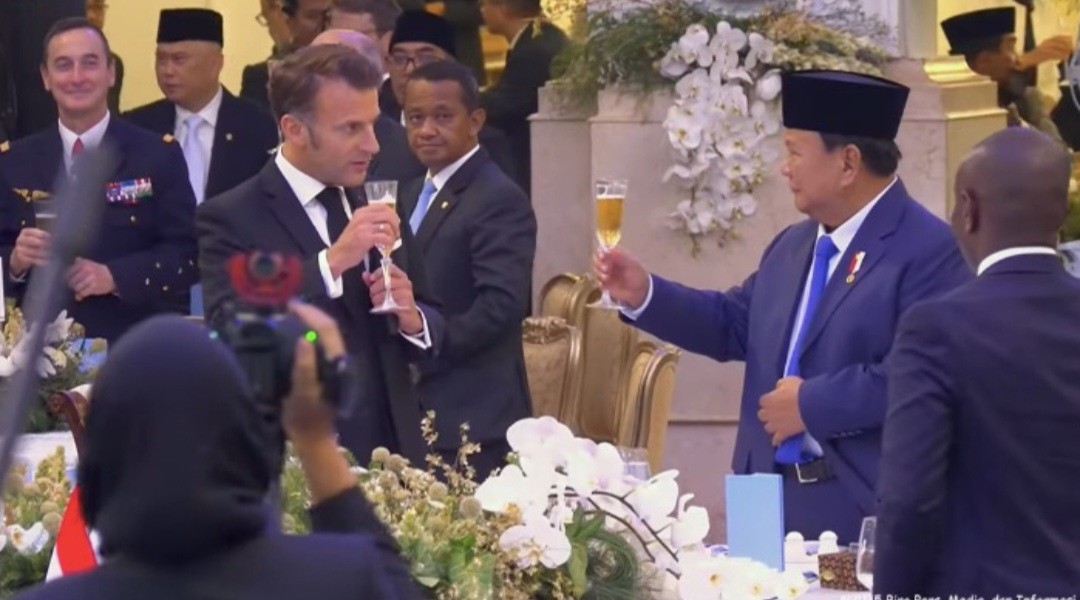 Presiden Prabowo Subianto dan Presiden Prancis Emmanuel Macron bersulang saat gala dinner di Istana Merdeka, Rabu (28/5/2025). (Foto: Ist.)