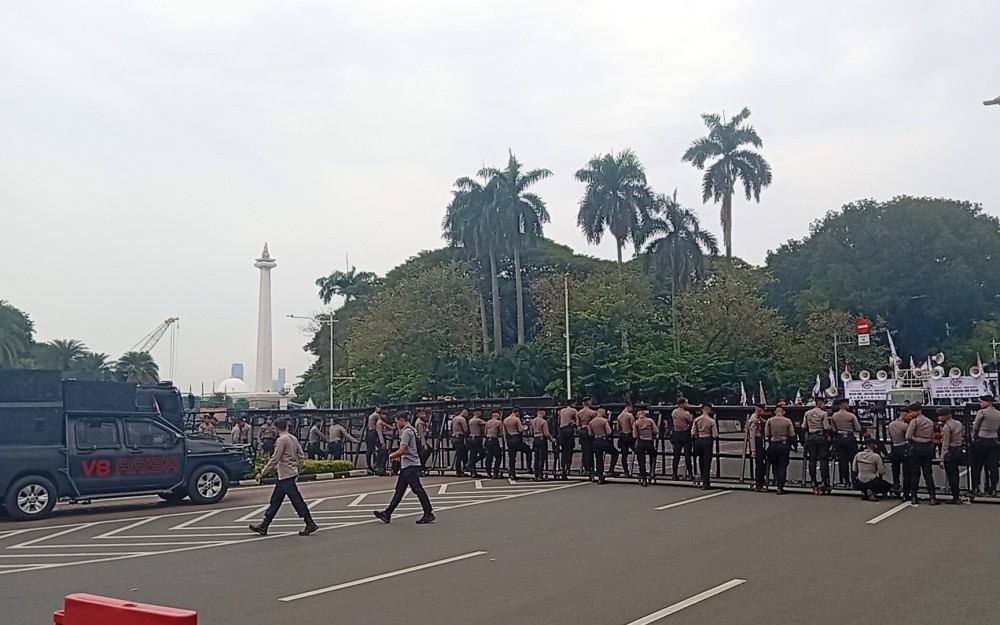 Ada Demonstrasi, Jalan Medan Merdeka Selatan Arah Gambir Ditutup (Muhammad Refi Sandi/iNews Media Group)