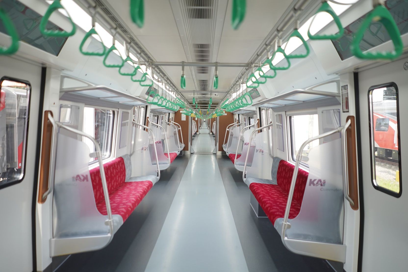 Penampakan bagian interior KRL baru yang diimpor dari China. (Foto: Dok. CommuterLine)