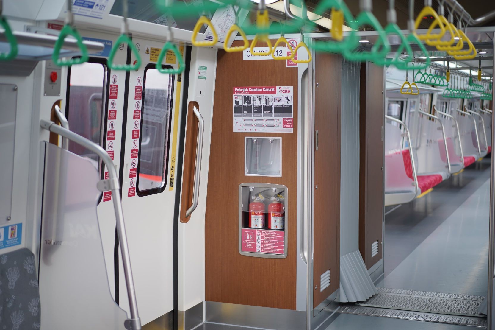 KRL baru dari China ini dilengkapi dengan sejumlah fasilitas, termasuk alat pemadam kebakaran ringan (apar) di kala darurat. (Foto: Dok. CommuterLine)