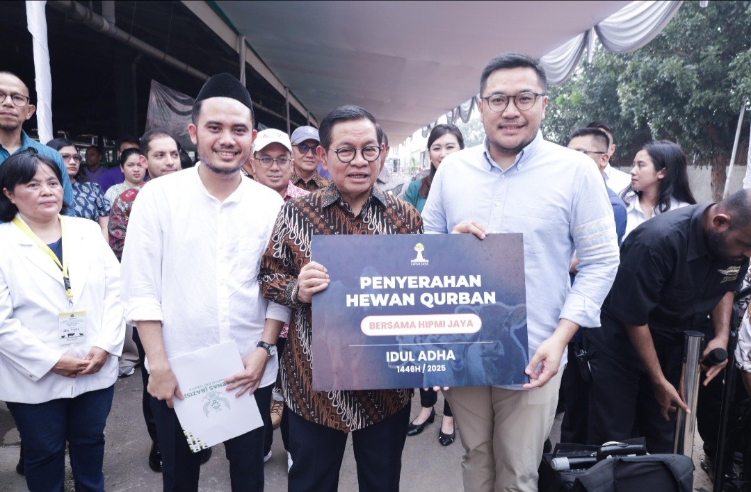 Hipmi Jaya menyerahkan hewan secara simbolis kurban untuk warga Jakarta kepada Gubernur Jakarta, Pramono Anung. (Foto: Istimewa)