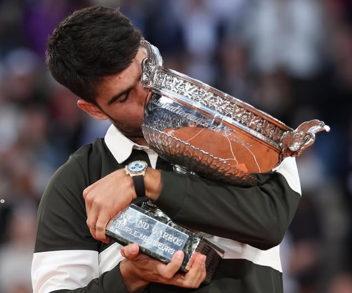 Carlos Alcaraz & Coco Gauff juara Prancis Terbuka 2025, raih hadiah 2,55 juta euro masing-masing usai final dramatis Roland Garros.