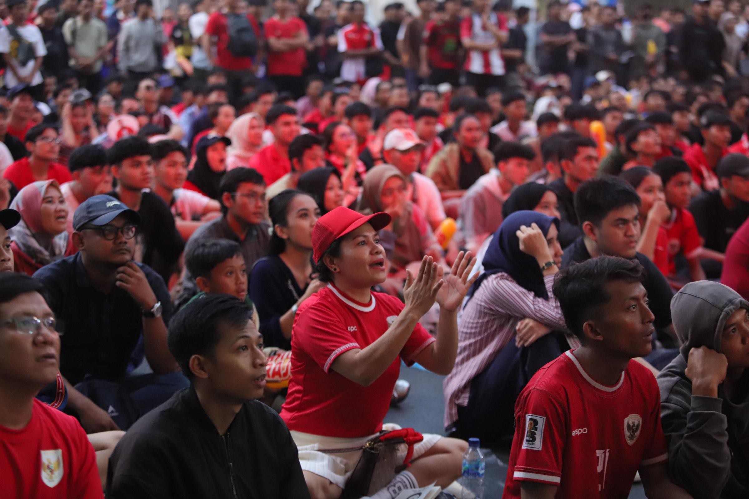 Ekspresi Suporter saat Nobar di SUGBK, Timnas Indonesia Tertinggal dari Jepang (FOTO:Dok Aldhi/Andri/iNews Media Group)