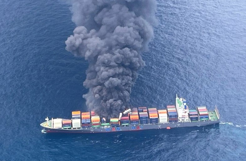 Kapal Singapura Terbakar di Laut India, Empat Orang Hilang Termasuk WNI. (Foto: Dok.Indian Coast Guard )